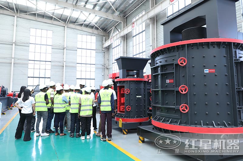 客户来厂参观复合式破碎机 客户来厂参观复合式破碎机