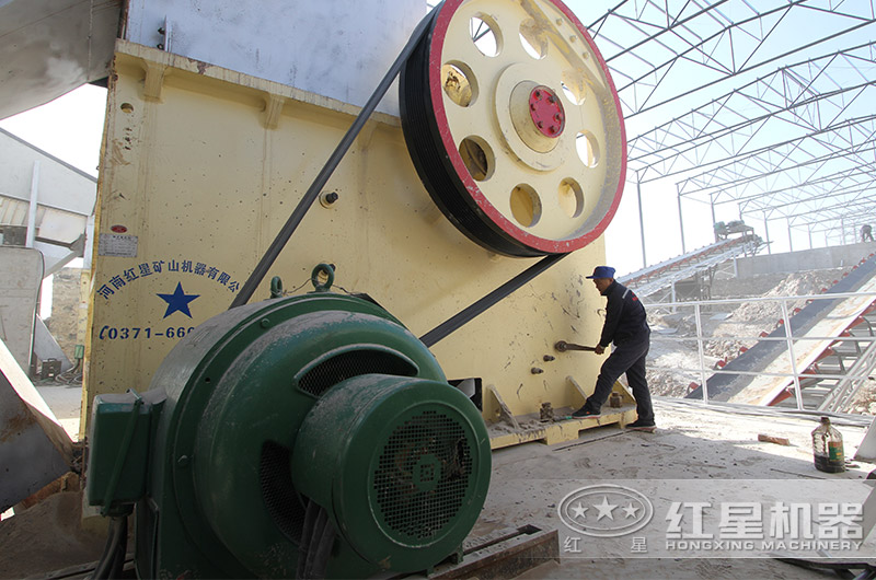 大型鄂式破碎机现场